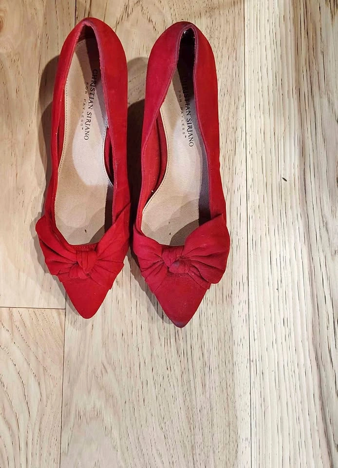 Red pumps