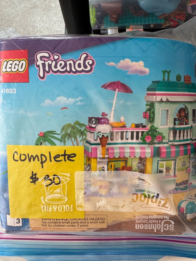 Lego Friends Surfer Beachfront 41693