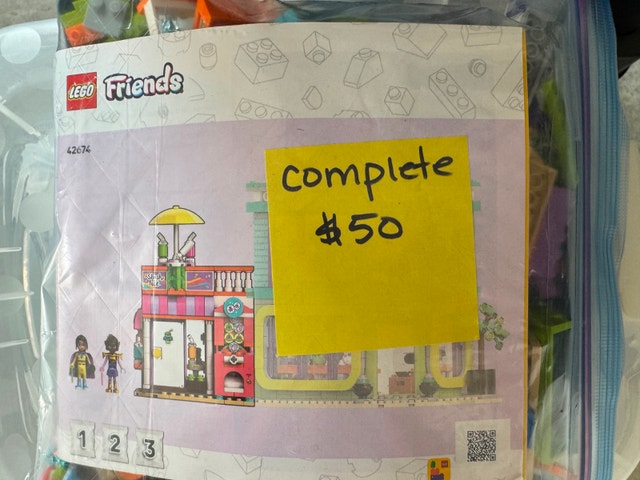 Lego Friends Comic Book and Game Store 42674