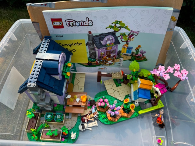 Lego Friends Beekeeper's House and Flower Garden 42669