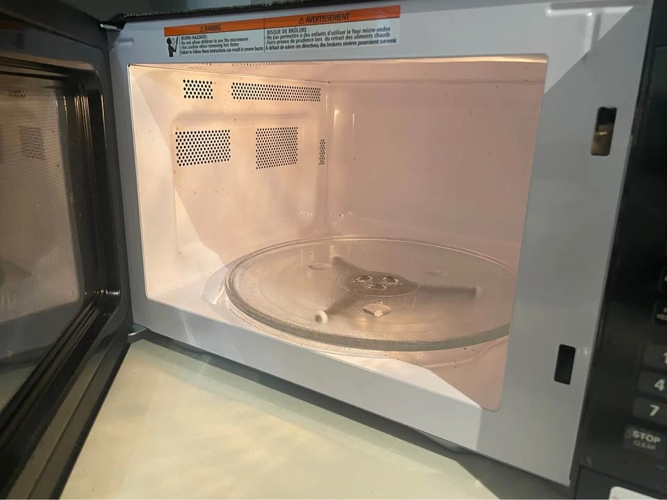 Hamilton Beach Microwave – Barely Used - MOVING SALE - photo 2