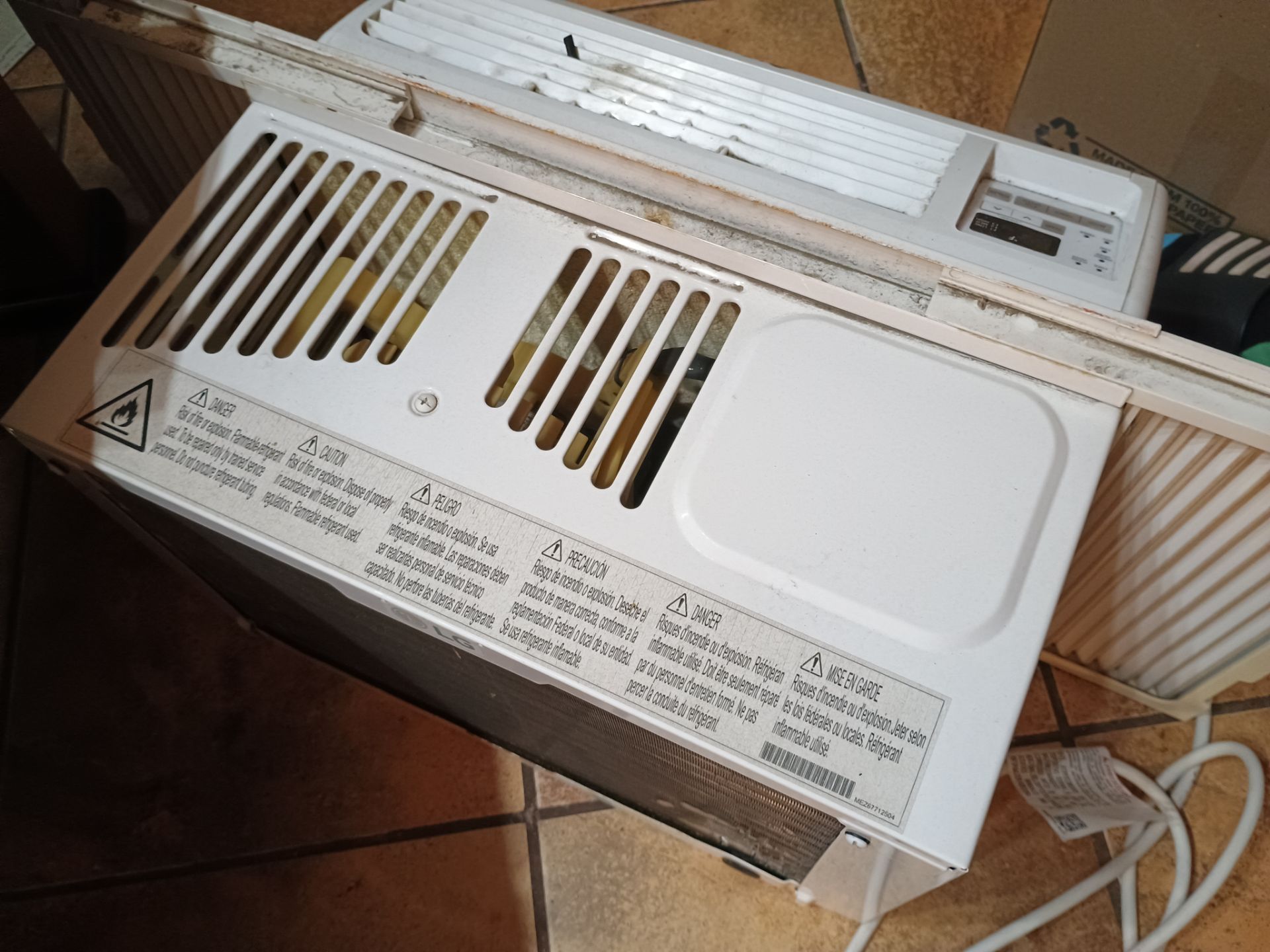 LG 6,000 BTU Air Conditioner - photo 2