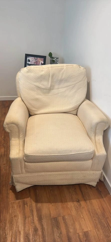 Traditional Armchair and Ottoman Set - photo 2