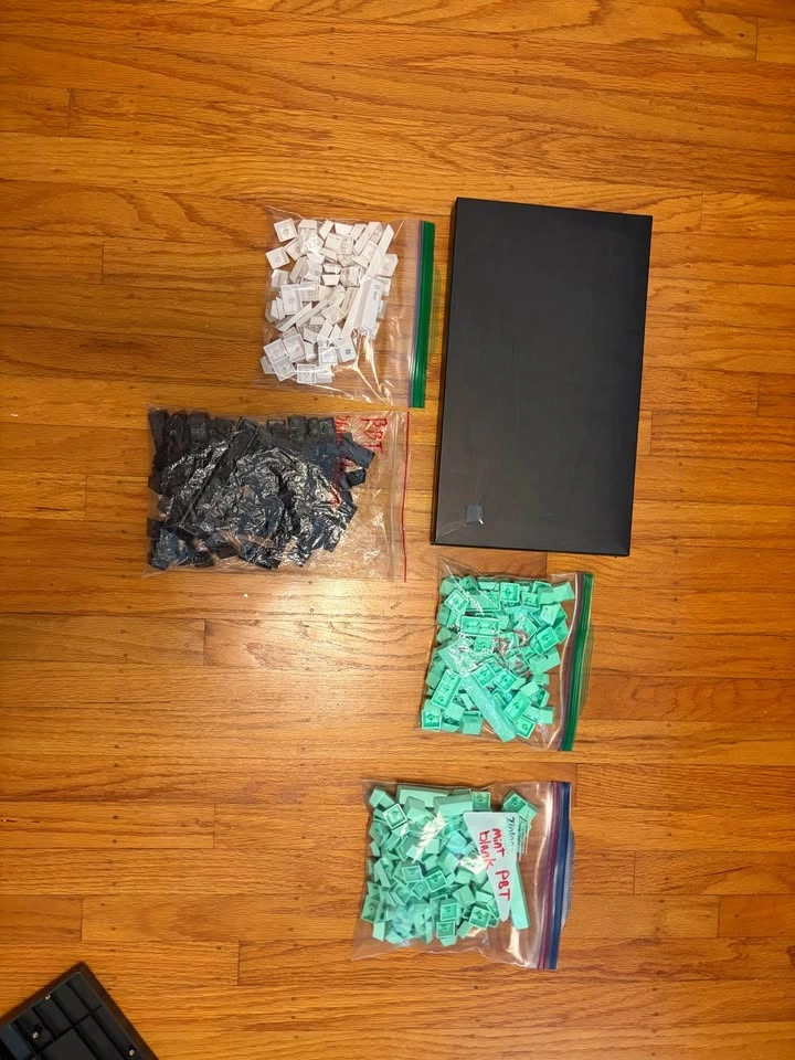 Assorted keycaps - photo 2