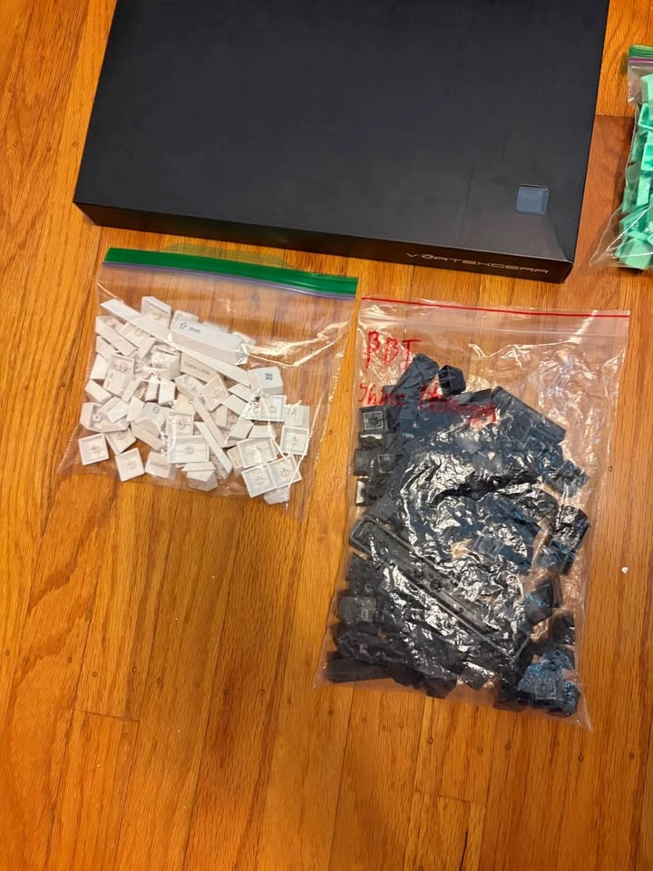Assorted keycaps - photo 3