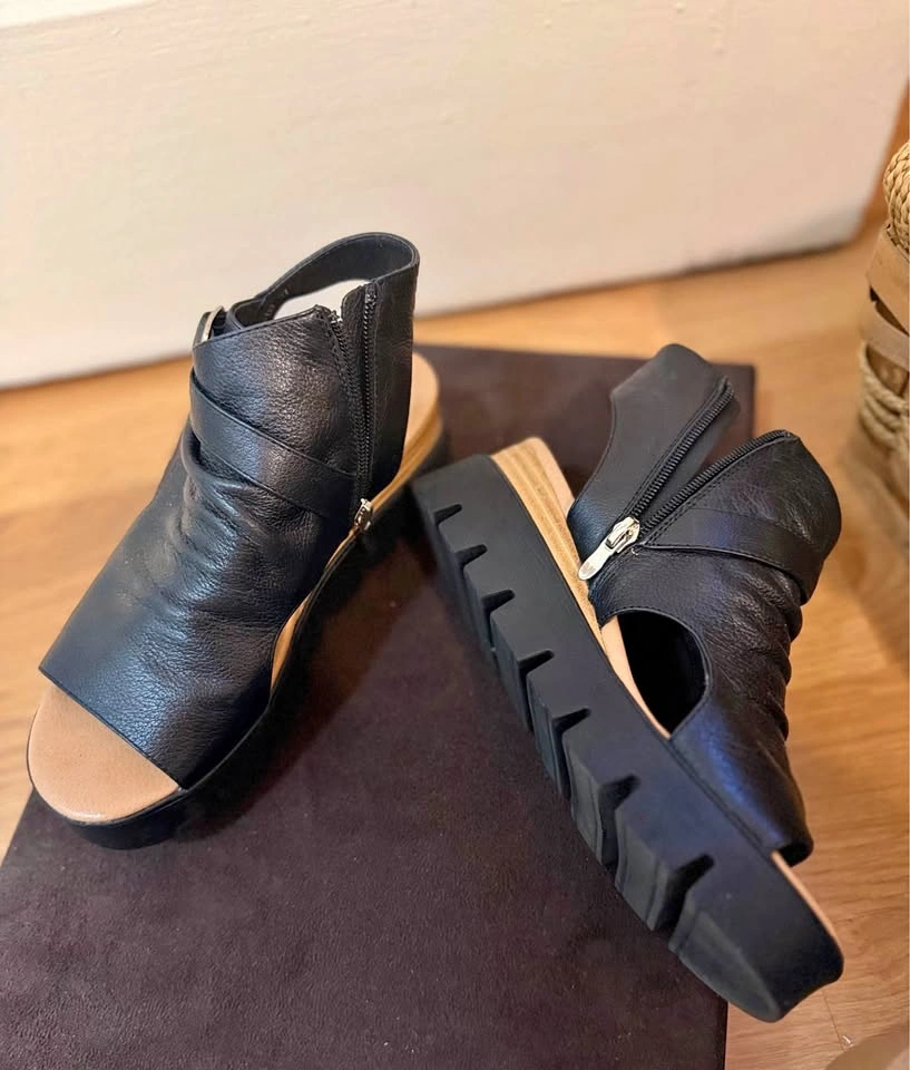 Django & Juliette black leather wedges