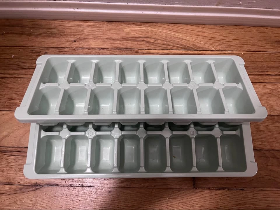 Set of 2 Plastic Ice Cube Trays - photo 2