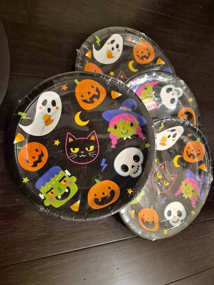 Brand New Lot of Disposable Halloween Dinner Plates (32 Pieces)