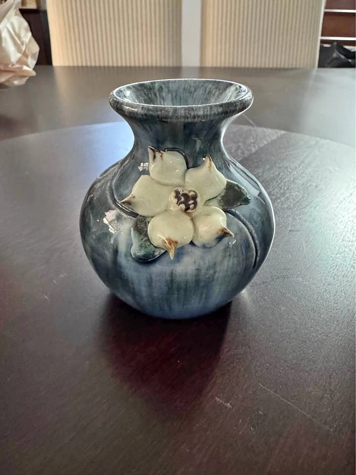 Victoria BC signed pottery vase with flower detail