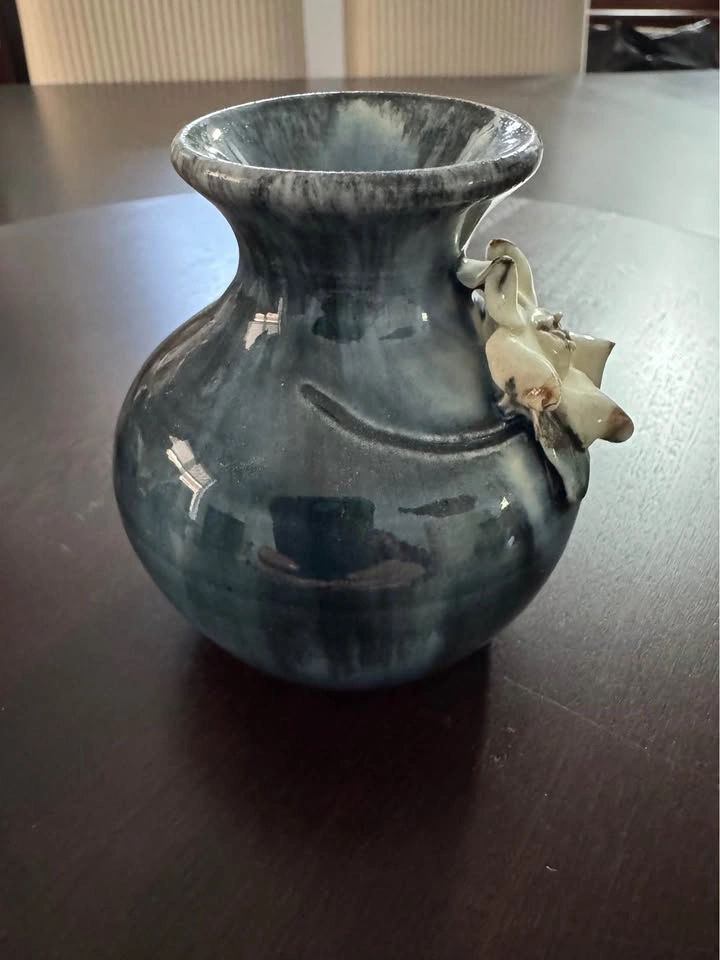 Victoria BC signed pottery vase with flower detail - photo 2