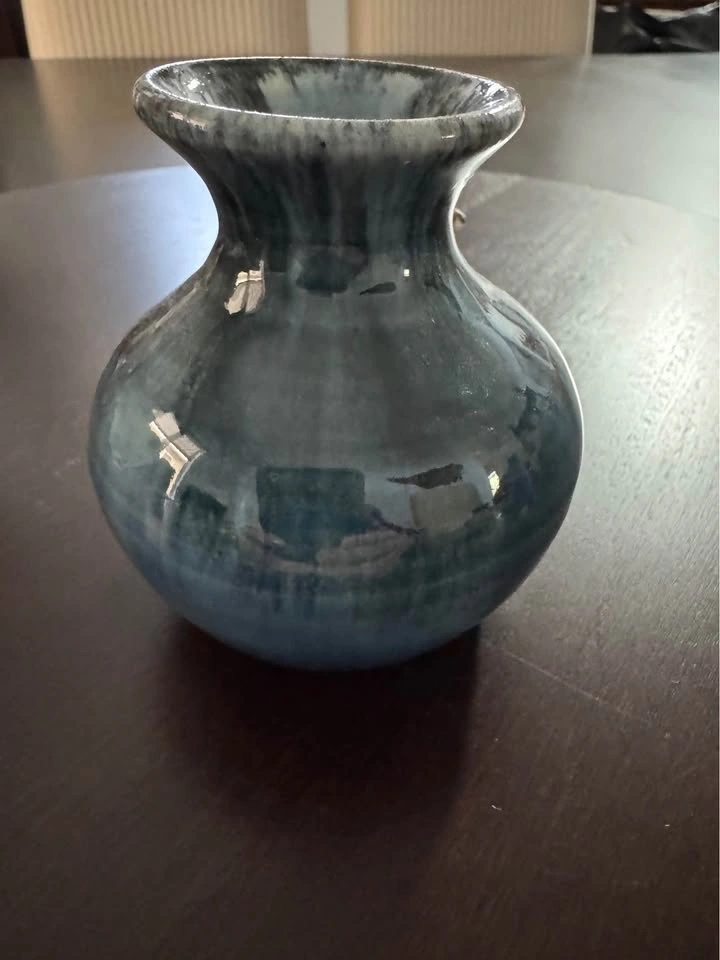 Victoria BC signed pottery vase with flower detail - photo 3