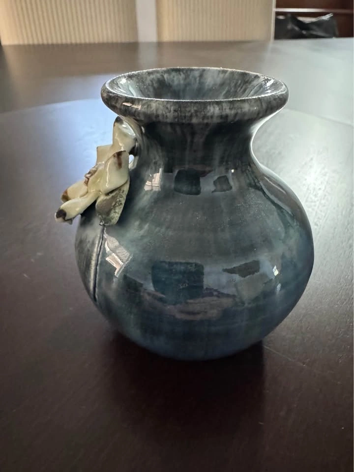 Victoria BC signed pottery vase with flower detail - photo 4