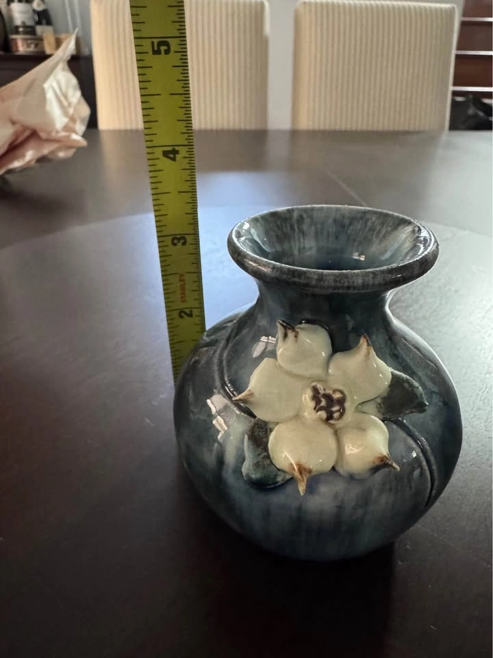 Victoria BC signed pottery vase with flower detail - photo 5