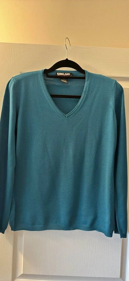Ladies Kirkland Signature 100% Extrafine Merino Wool V-Neck Swea