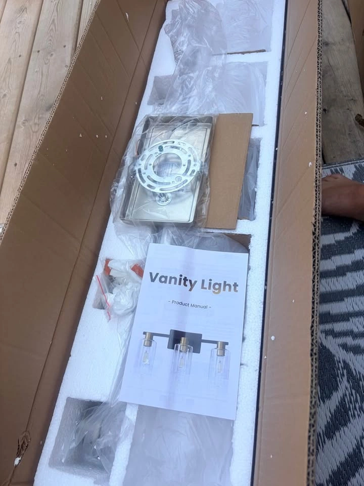 New- Chrome 5 light vanity light with clear glass shades - photo 2