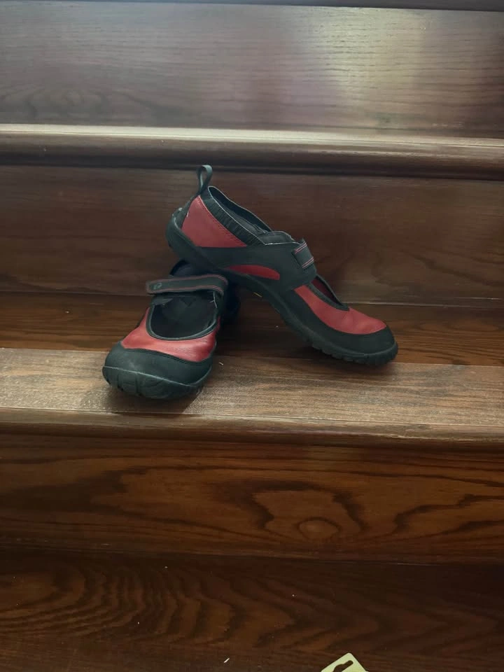 Merrell Red and Black Mary Jane Shoes Size 8 - photo 3