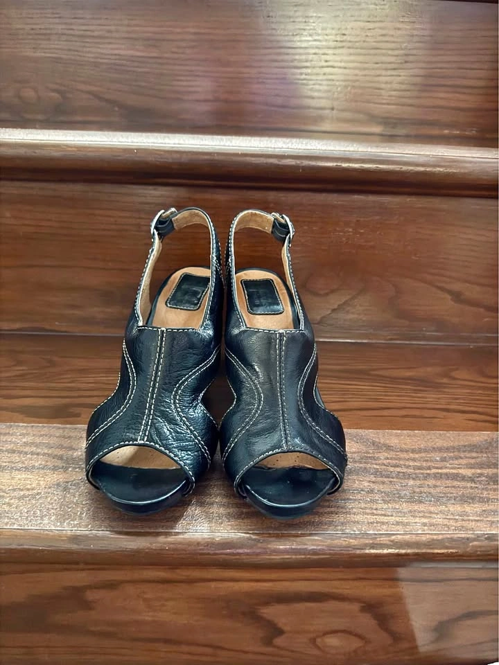 Clarks Black Leather Slingback Peep-Toe Heels size 7.5