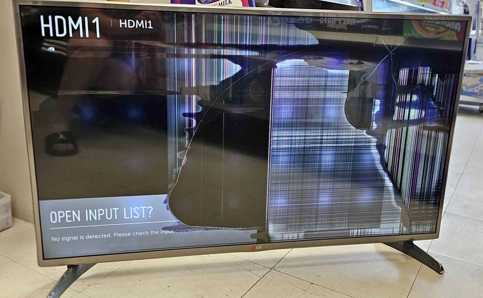 LG 42" Smart TV 42LB6300 (BROKEN SCREEN - For Parts or Repair)