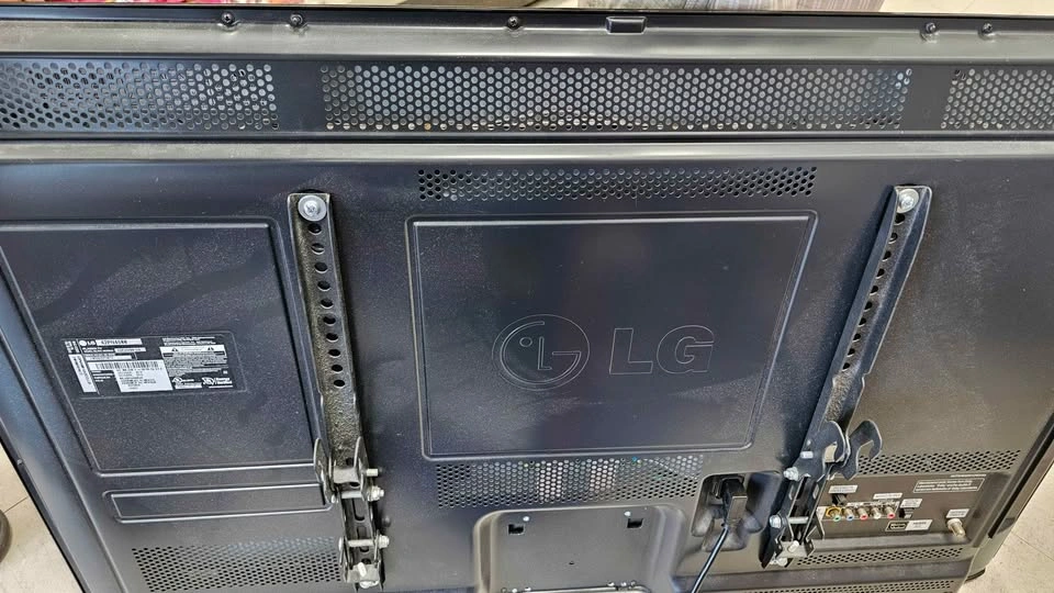 LG 42" Plasma HDTV (Model 42PN4500) w/ Wall Mount Brackets - photo 4