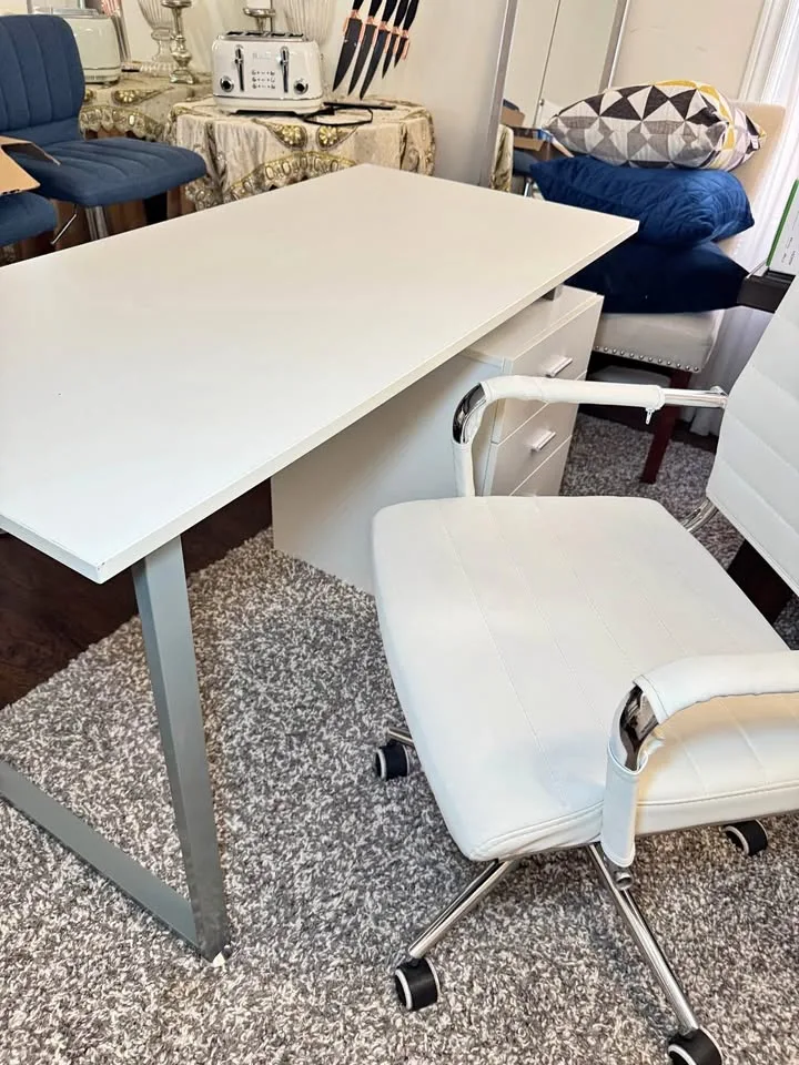 White desk and chair combo(retail $600) Very good condition! thumbnail