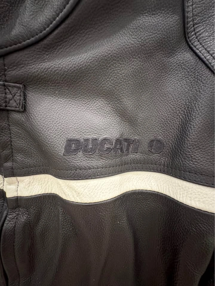 Ducati Genuine Leather Motorcycle Jacket – Men’s Medium - photo 4