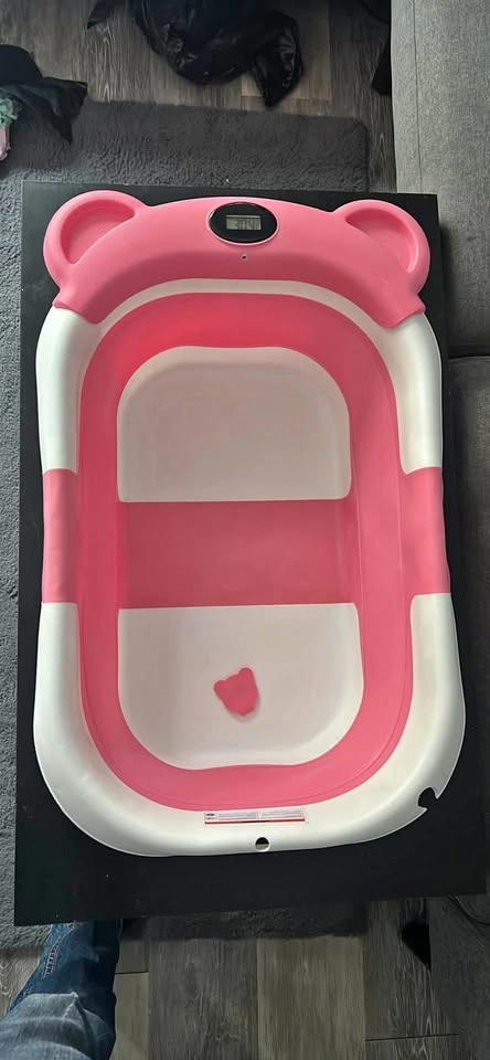 Collapsible baby bathtub with thermometer