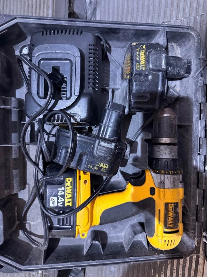 The Dewalt drill + battery - photo 2