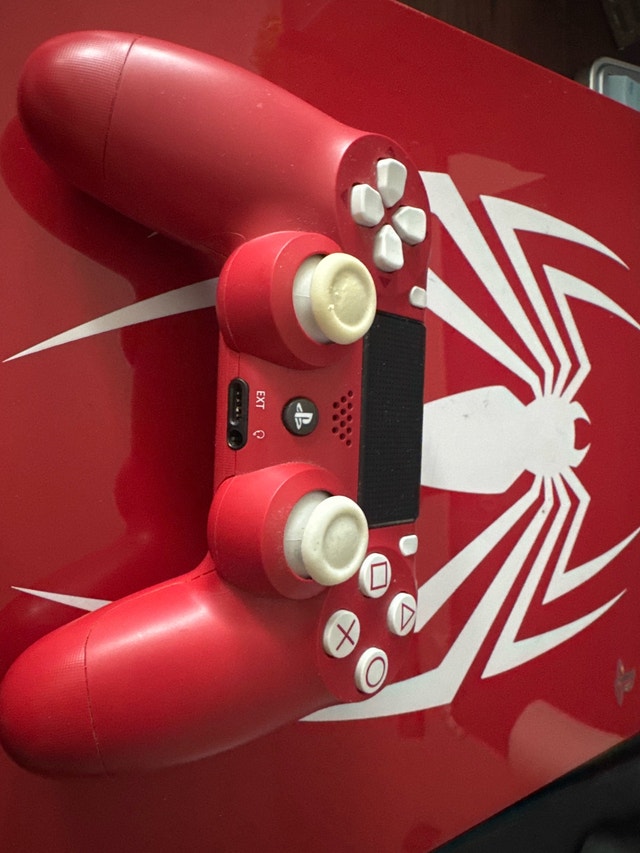 PlayStation 4 Pro Spider-Man Limited Edition - photo 4
