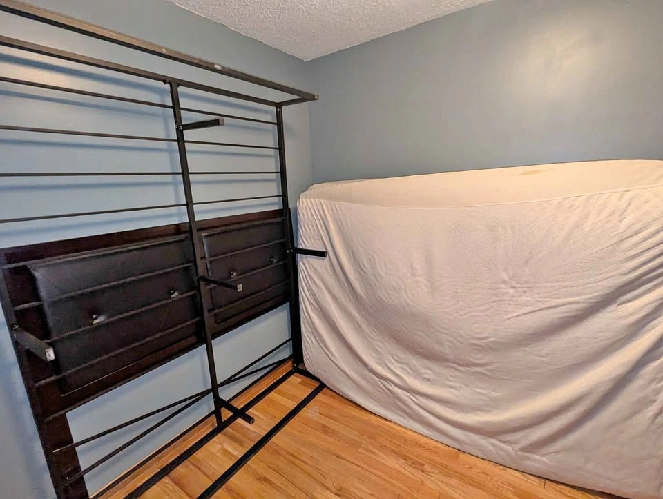 Queen mattress/metal frame/head board
