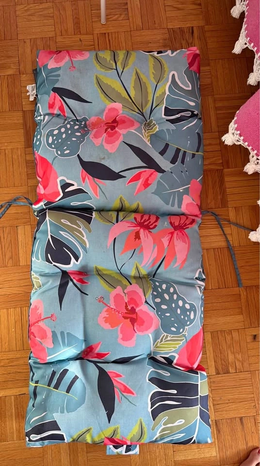 2 Outdoor cushions