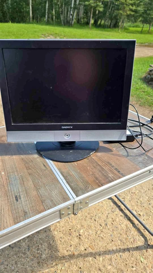 Daenyx DN-191D 19" LCD TV with Built-in DVD Player