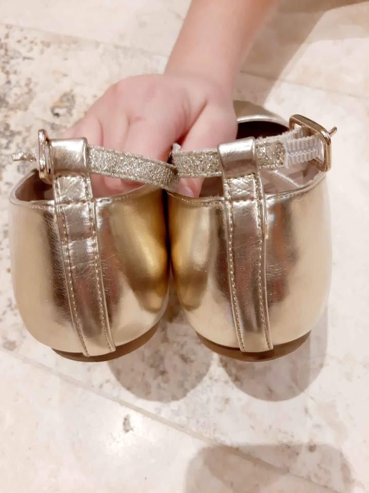 Girls Size 6 - Gold Shoes - photo 4