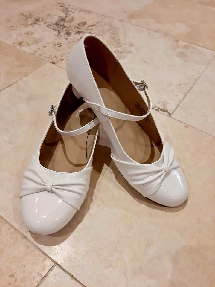 Girls Size 6 White Shoes