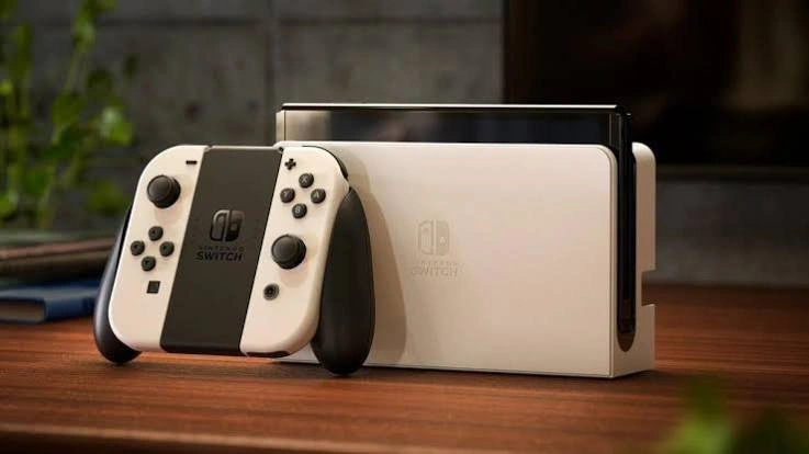 Nintendo Switch OLED System Bundle in Mint Condition - photo 3