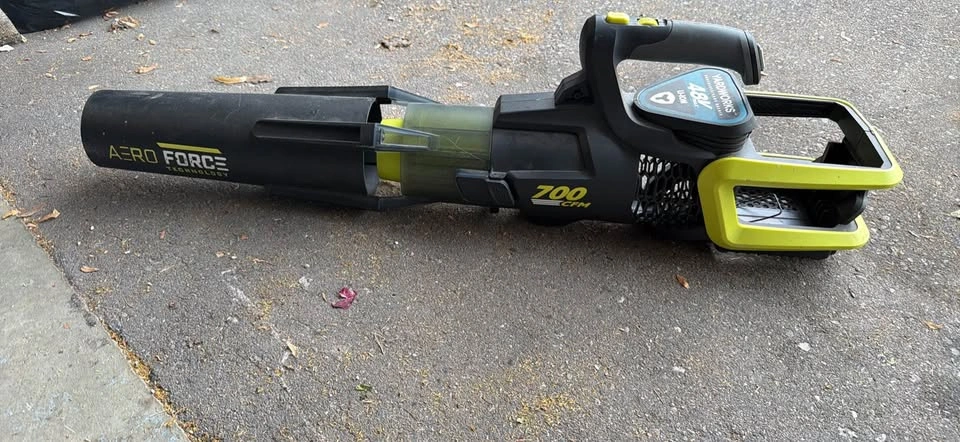 Yardworks 48V 700 CFM Cordless Leaf Blower - photo 2