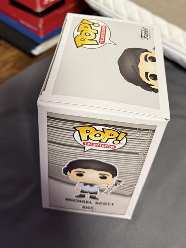 Funko Pop! Vinyl: The Office - Survivor Man Michael Scott #1005 - photo 5