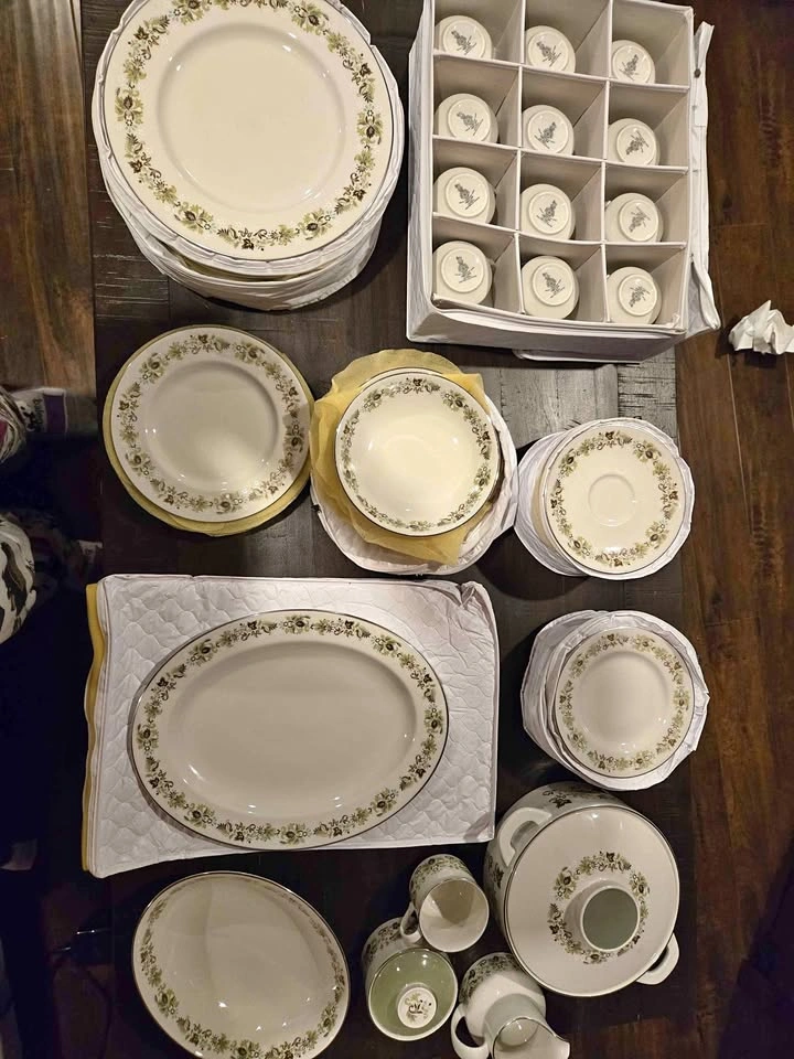 Royal Doulton Vanity Fair China Dinnerware Set