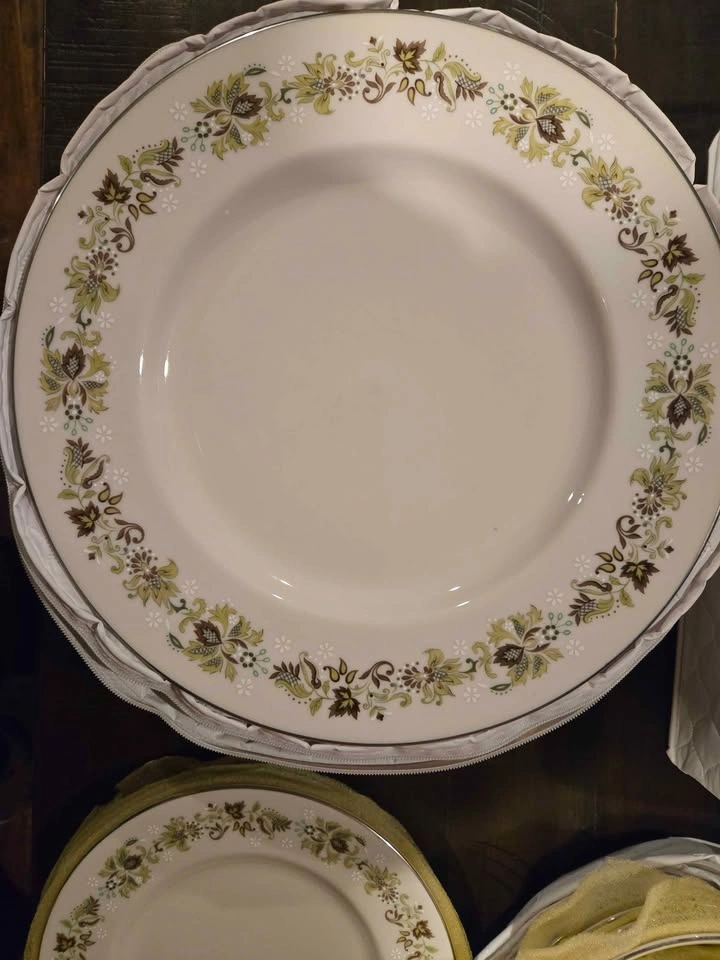 Royal Doulton Vanity Fair China Dinnerware Set - photo 2