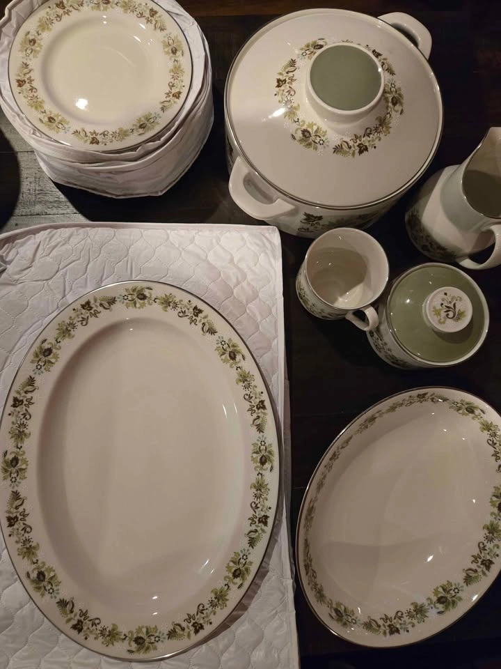 Royal Doulton Vanity Fair China Dinnerware Set - photo 4