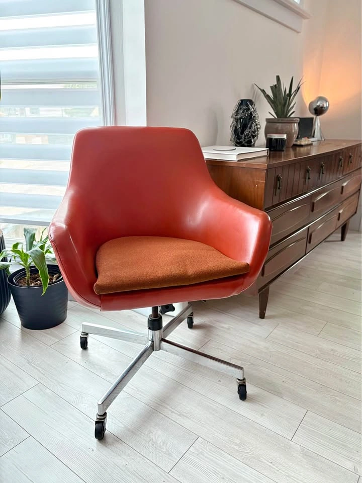 VINTAGE 1960’s SAARINEN STYLE SWIVEL OFFICE CHAIR!
