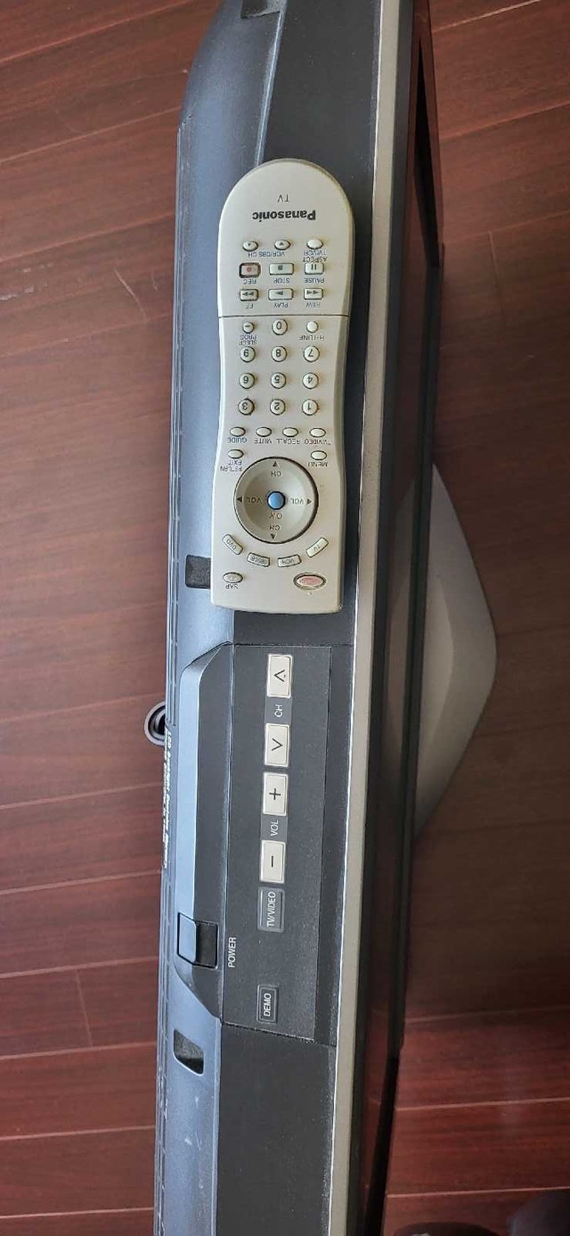panasonic TV - photo 2