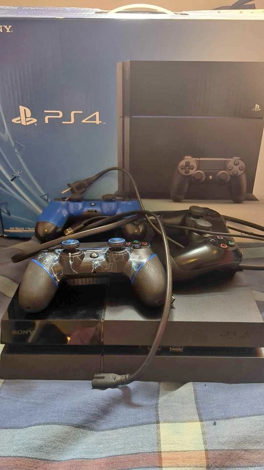 PS 4 with 3 controllers