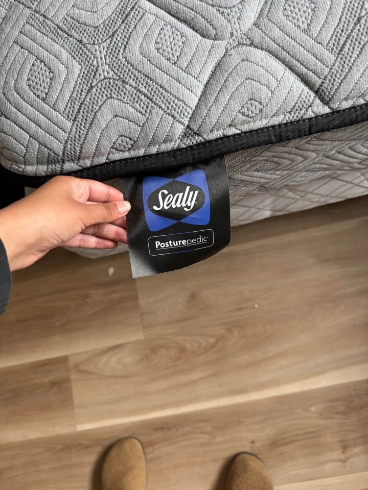 Queen Sealy Posturepedic Mattress - photo 3