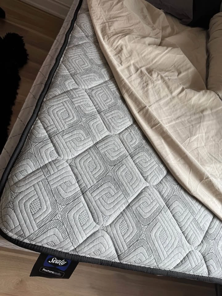 Queen Sealy Posturepedic Mattress - photo 4