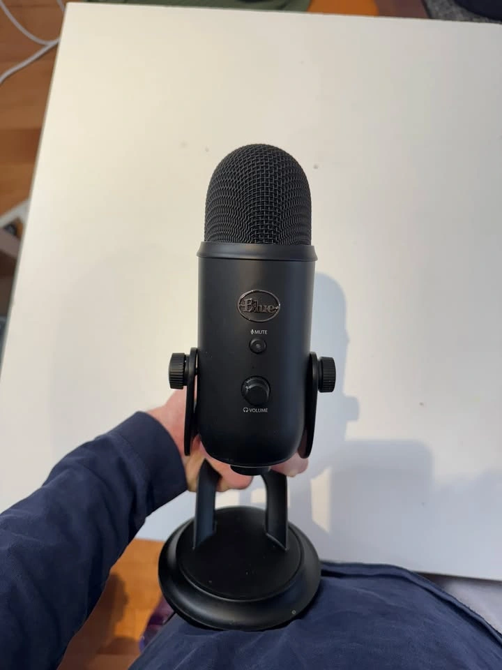 Blue Yeti USB Microphone (Blackout Edition) - Like New - photo 4