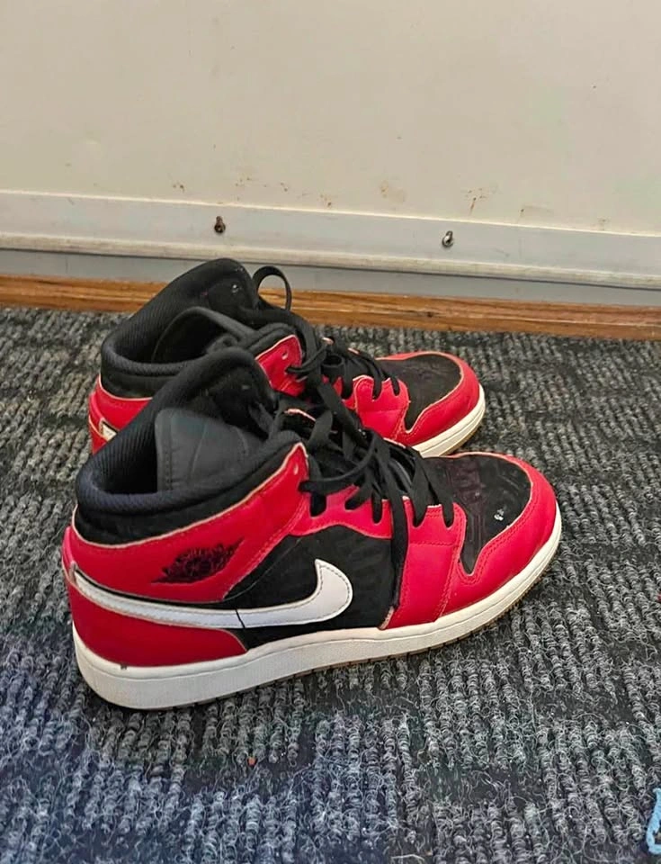Nike Air Jordan 1 Mid Red Black Youth 6.5Y