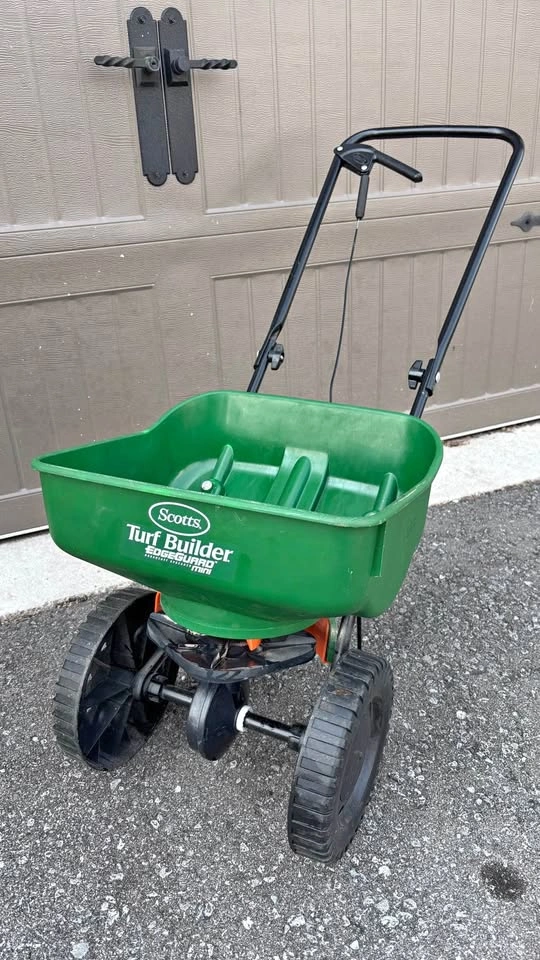 Scotts Turf Builder Mini Edgeguard Broadcast Spreader