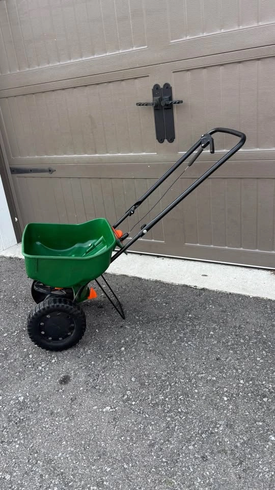 Scotts Turf Builder Mini Edgeguard Broadcast Spreader - photo 2