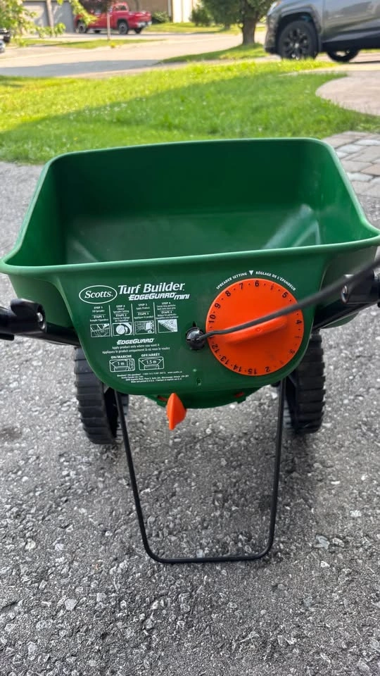 Scotts Turf Builder Mini Edgeguard Broadcast Spreader - photo 3