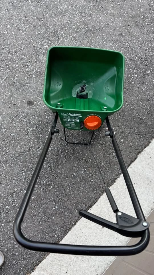 Scotts Turf Builder Mini Edgeguard Broadcast Spreader - photo 4